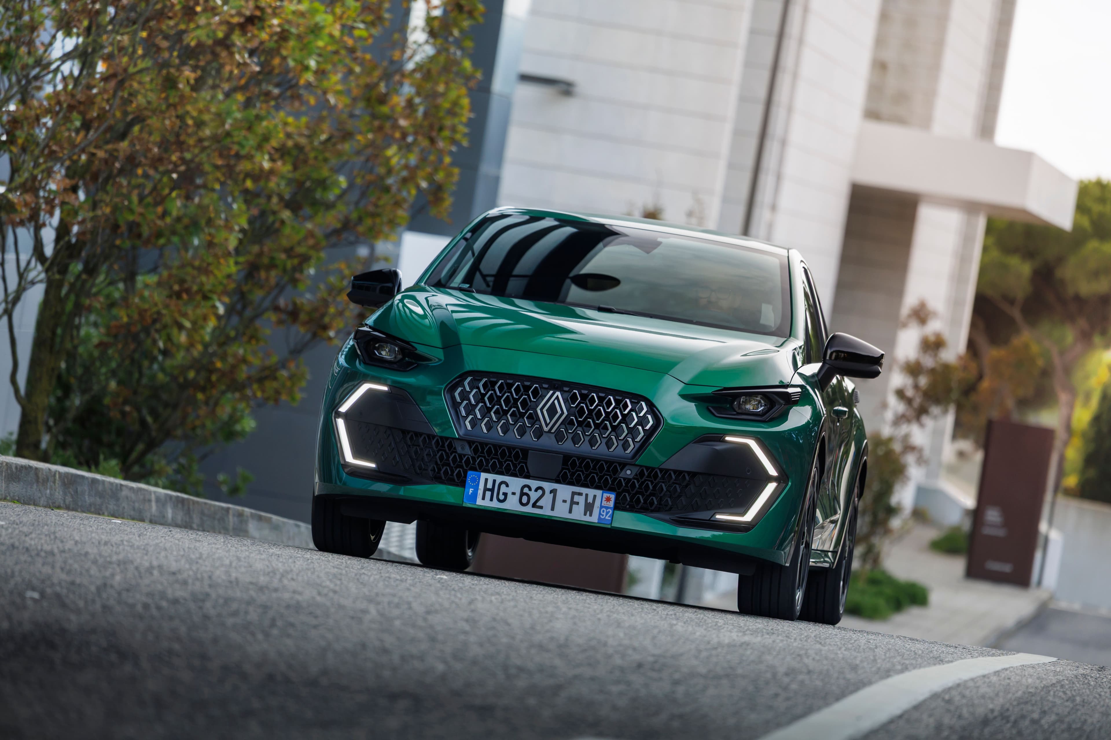 47333_renault_clio_full_hybrid_e-tech_-_techno_-_absolute_green_01.jpg